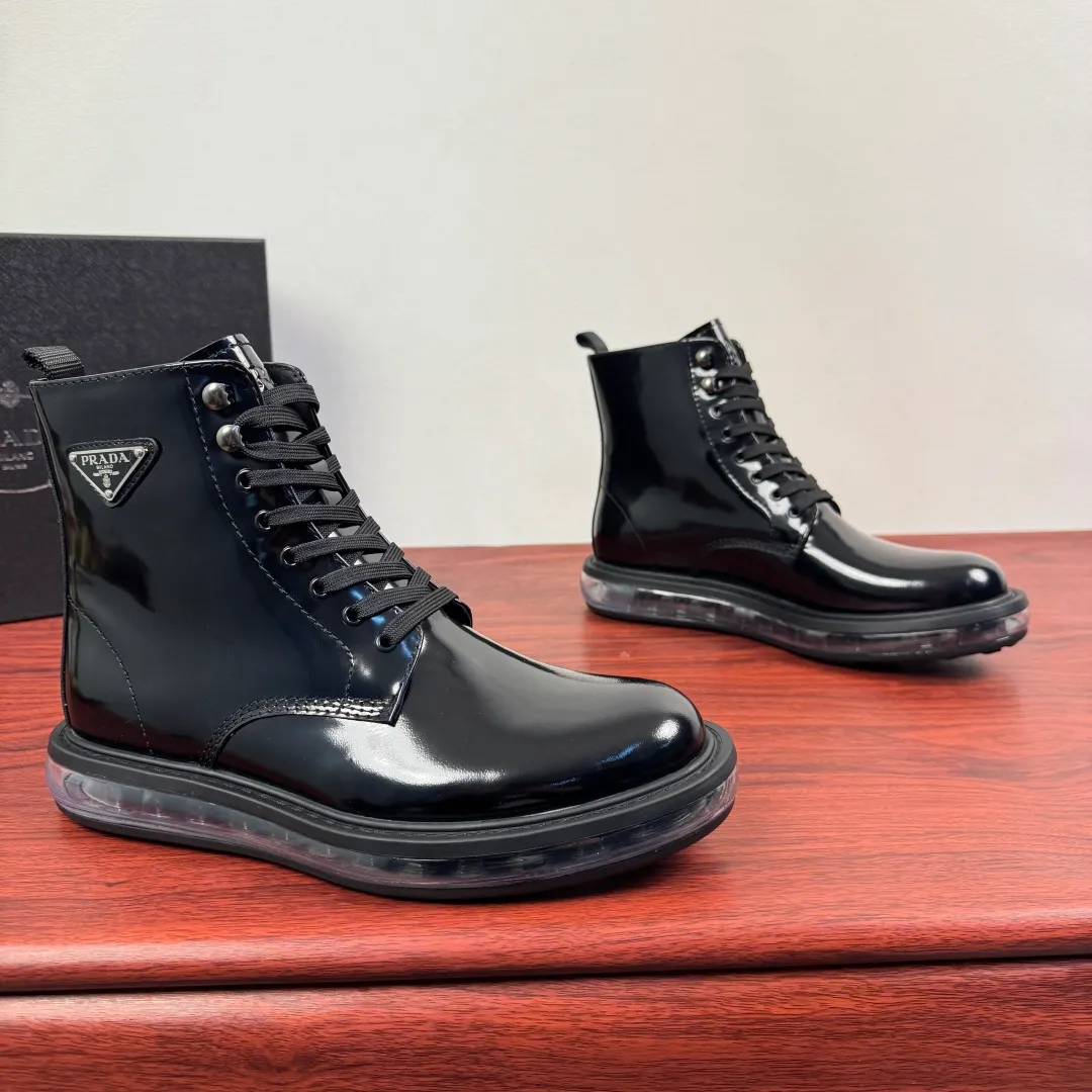 Batch 1020 Prada/Prada classic men's high-top air-cushion casual leather shoes, business formal leather shoes! Exclusive new air-cushion short boots for autumn and winter. Made in Guangdong, please pay attention to the details and pursue high quality. Italian original open-edge bead/matte calfskin styles are available. Low-key luxury, geometric tailoring, motorcycle imported from Germany, precision stitching, simple glossy surface, classic European and American style, clear water chestnuts, extended lace-up upper to better fit the shape of the foot, classic silver metal triangle logo details on the side, simple glossy surface, standard formal wear, full calfskin interior, exclusive gold label foot pads from P family, heel webbing heel, upper foot is stable and comfortable, original ultra-soft air cushion outsole, silver label PRADA letter logo decoration on the heel, rubber bottom layer wrapping, high comfort Excellent anti-slip performance, stitching technology, no slipping off the sole, more durable, 3.5CM thick sole, more adaptable, can enter and exit various occasions, fine workmanship, clear edges and corners of the shoe shape, perfect as a work of art, quality assurance, complete package! Size: 38-39-40-41-42-43-44 Leather shoe size Item number: 2TG242 Open edge beads